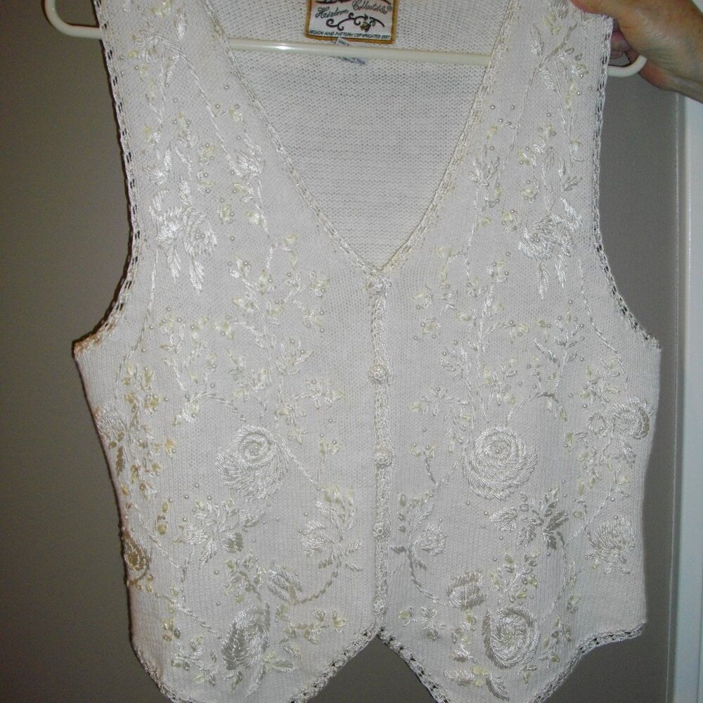 Women's Heirloom Collectibles embroidered white sweater vest. Med.